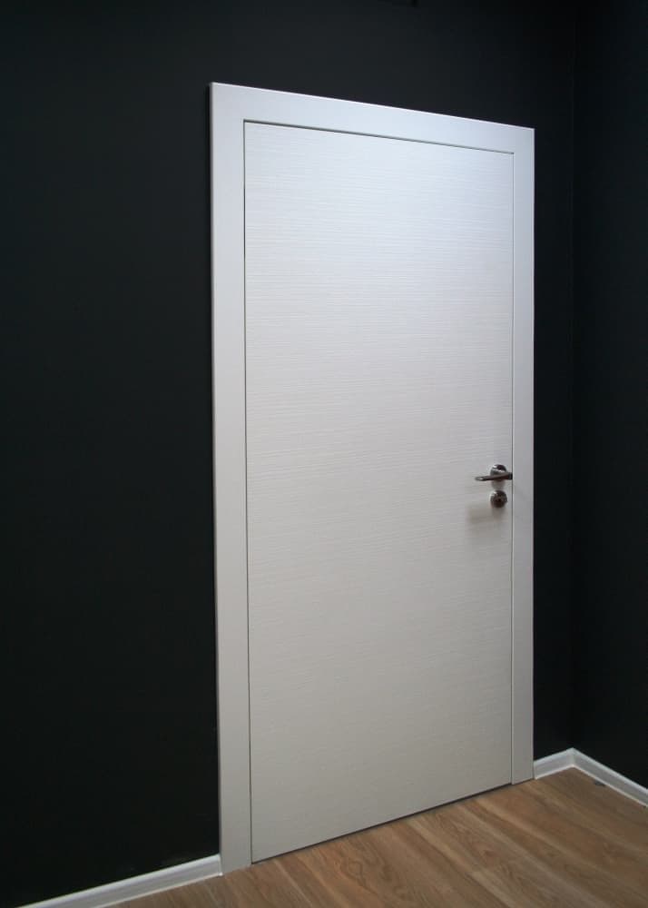 Межкомнатные двери Hormann с рифленой поверхностью светло-серого цвета
