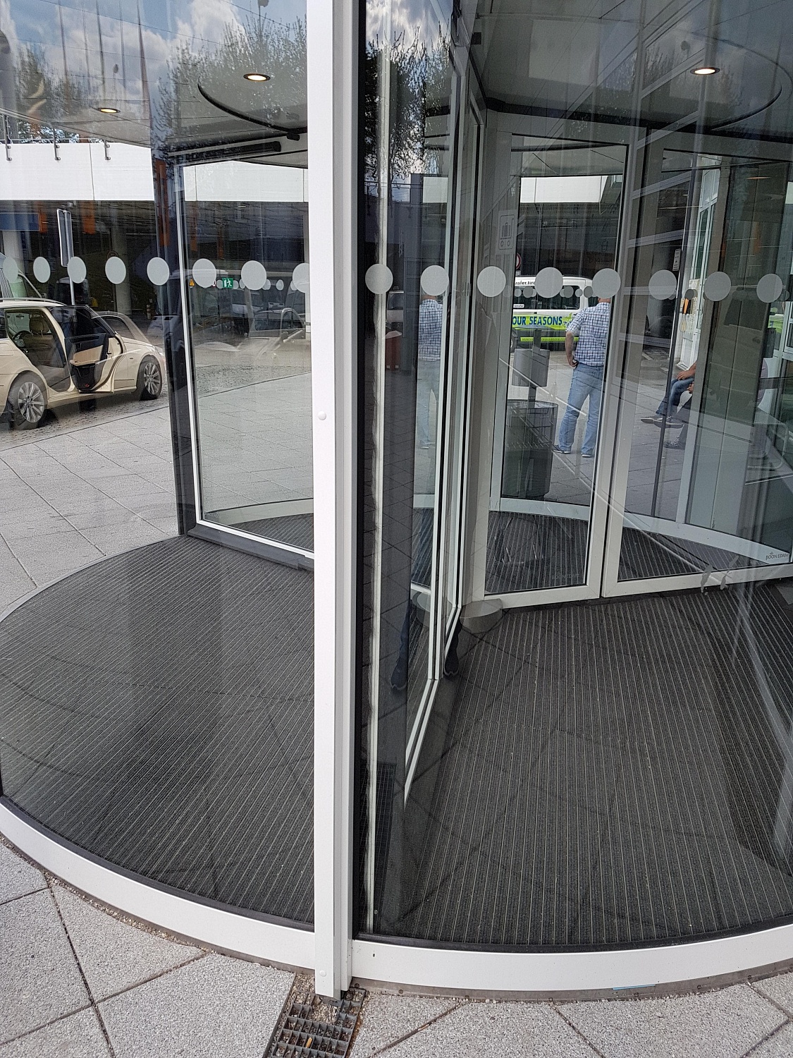 Заказать установку автоматических дверей в Гулькевичах. Монтаж выполняется командой профессионалов с опытом работы более 9 лет. 