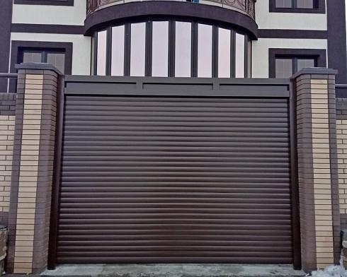 Роллетные ворота Алютех серии Prestige со сплошным алюминиевым профилем роликовой прокатки AG/77 с доставкой в Гулькевичах 